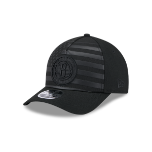 GORRA NEW ERA CAP BROOKLYN NETS NBA FLAG 9FORTY M-CROWN AF SNAPBACK NEGRA en STOCK